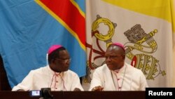 Mgr Marcel Utembi, à gauche, président de la Conférence épiscopale nationale du Congo (Cenco) et Mgr Fridolin Ambongo discutent lors du dialogue qu’ils président à Kinshasa, RDC, 21 décembre 2102.