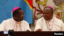 Mgr Marcel Utembi, à gauche, président de la Conférence épiscopale nationale du Congo (Cenco) et Mgr Fridolin Ambongo discutent lors du dialogue qu’ils président à Kinshasa, RDC, 21 décembre 2102.