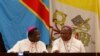 Mgr Marcel Utembi, à gauche, président de la Conférence épiscopale nationale du Congo (Cenco) et Mgr Fridolin Ambongo discutent lors du dialogue qu’ils président à Kinshasa, RDC, 21 décembre 2016.