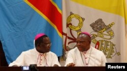 Mgr Marcel Utembi, à gauche, président de la Conférence épiscopale nationale du Congo (Cenco) et Mgr Fridolin Ambongo discutent lors du dialogue qu’ils président à Kinshasa, RDC, 21 décembre 2102.