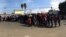 Miembros de la caravana, hacen fila para recibir comida, en Tijuana. Celia Mendoza - VOA 