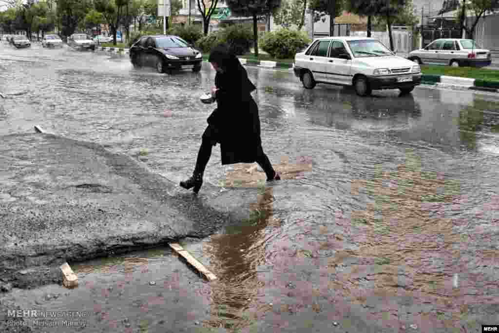 چند بارندگی بهاری، باعث آبگرفتگی معابر کرمانشاه می شود. عکس: میثم منایی، مهر