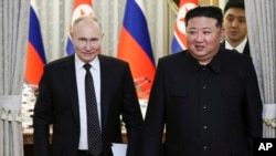 Rusya'nın Ukrayna'daki savaşına "tam destek" verdiğini açıklayan Kim Jong Un, Moskova ile daha güçlü stratejik bağlar kurmak istediğini belirtiyor. 
