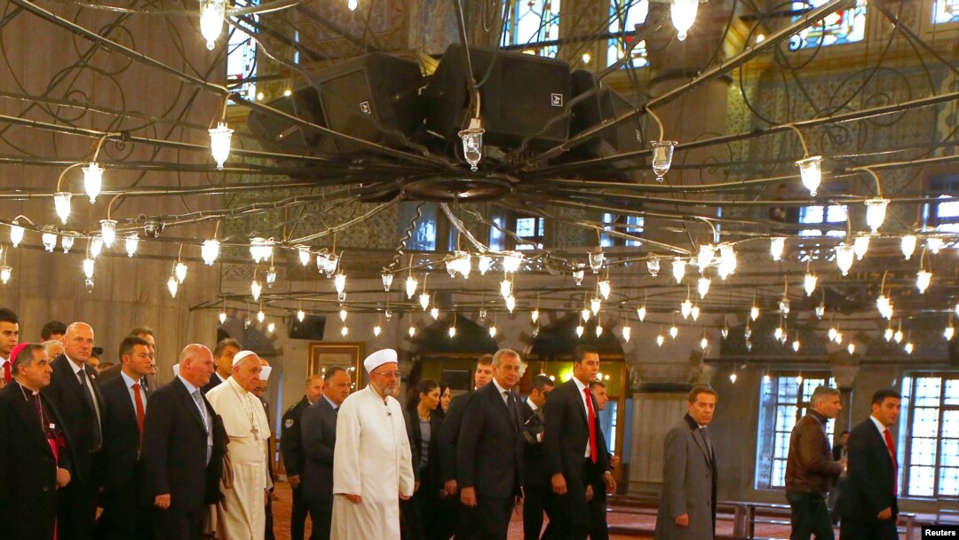 Paus Fransiskus di masjid Sultan Ahmet, atau lebih dikenal dengan Masjid Biru bersama Mufti Istambul, Rahmi Yaran (tengah) dalam kunjungannya ke Istambul 29 November 2014.