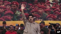 El presidente venezolano, Nicolás Maduro, saluda a sus seguidores y les promete una denuncia formal de la oposición ante organismos internacionales.