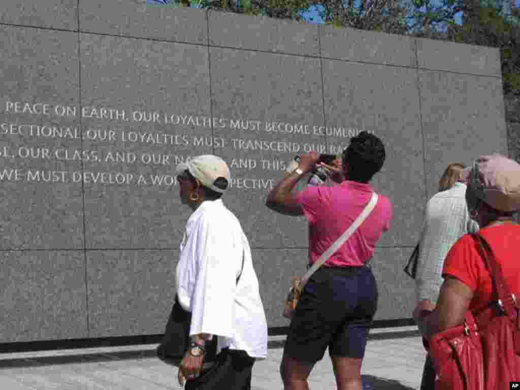 纪念墙上刻有金博士不同时期的语录 (1)