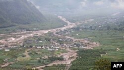 Banjir yang disebabkan oleh hujan lebat di daerah Mianning, di Prefektur Otonomi Liangshan Yi, di provinsi Sichuan barat daya, 28 Juni 2020. (Foto: STR / AFP)