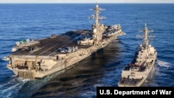 资料照片：美国海军“西奥多·罗斯福”号航空母舰与“卡尔·M·莱文”号驱逐舰在太平洋准备加油。(2025年11月16日)