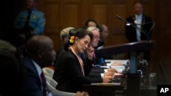 아웅산 수치 미얀마 국가자문역이 10일 네덜란드 헤이그의 국제사법재판소에서 열린 로힝야족 학살 사건 심리에 참석했다.