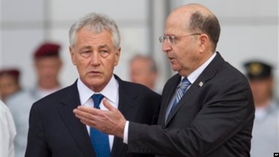 Menhan AS Chuck Hagel (kiri) berbincang dengan Menhan Israel Moshe Yaalon di Tel Aviv hari Senin (22/4). 