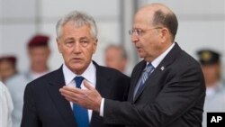 Menhan AS Chuck Hagel (kiri) berbincang dengan Menhan Israel Moshe Yaalon di Tel Aviv hari Senin (22/4). 