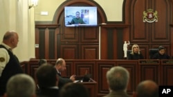 Михаил Саакашвили на экране по видеосвязи из клиники во время судебного слушания по делу о насильственном разгоне массовых антиправительственных протестов в 2007 году в Тбилиси, Грузия, в пятницу, 27 октября 2023 года.