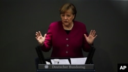kanselir Jerman Angela Merkel memberikan pidato di hadapan parlemen Jerman Bundestag menjelang KTT Uni Eropa di gedung Reichstag, Berlin, Jerman, 25 Maret 2021. (AP Photo/Markus Schreiber)