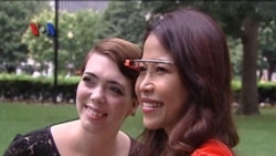 Mencoba Kacamata Pintar Google Glass