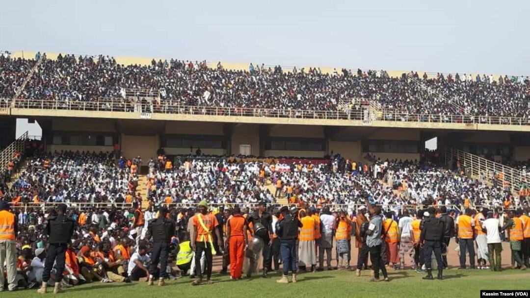 Rassemblement de musulmans au Stade du 26 Mars à l'appel du Haut conseil islamique, le 10 février 2019. (VOA/Kassim Traoré)
