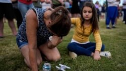 Una vigilia en la escuela secundaria Apalachee en Georgia recuerda a las víctimas de un tiroteo protagonizado por un adolescente. 