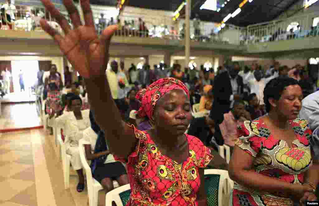 Para peziarah Rwanda menghadiri misa di Gereja Restorasi Evangelik (Evangelical Restoration Church), Kimisagara, sehari sebelum peringatan 20 tahun genosida di Kigali, 6 April 2014.