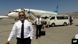 Piloti Ariana avgan elrajnsa na pisti nakon sletanja na aerodrom Hamzi Karzai, Avganistan, 5. septembra 2021.