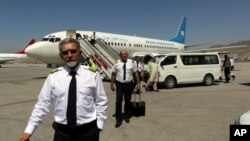 Pilot Ariana Afghan Airlines berjalan di landasan setelah mendarat di Bandara Internasional Hamid Karzai di Kabul, Afghanistan, 5 September 2021. (Foto: AP)