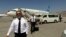Pilot Ariana Afghan Airlines berjalan di landasan setelah mendarat di Bandara Internasional Hamid Karzai di Kabul, Afghanistan, 5 September 2021. (Foto: AP)
