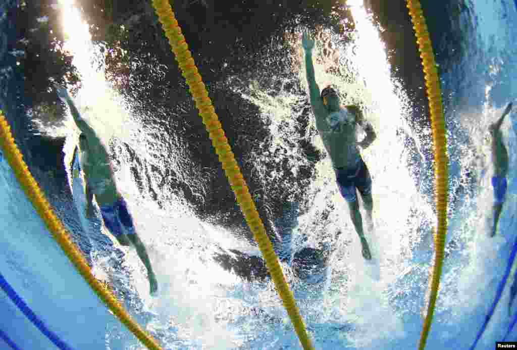 Les Américains Ryan Lochte et Michael Phelps lors du 200 m nage papillon à Rio de Janeiro, Brésil, le 9 août 2016.