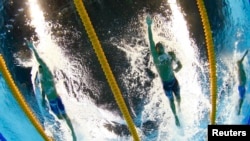 Les Américains Ryan Lochte et Michael Phelps lors du 200 m nage papillon à Rio de Janeiro, Brésil, le 9 août 2016.