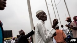 Les fidèles musulmans assistent à une prière de masse pour célébrer l'Aïd al-Fitr au Stade des Martyrs à Kinshasa, le 25 juin 2017 .