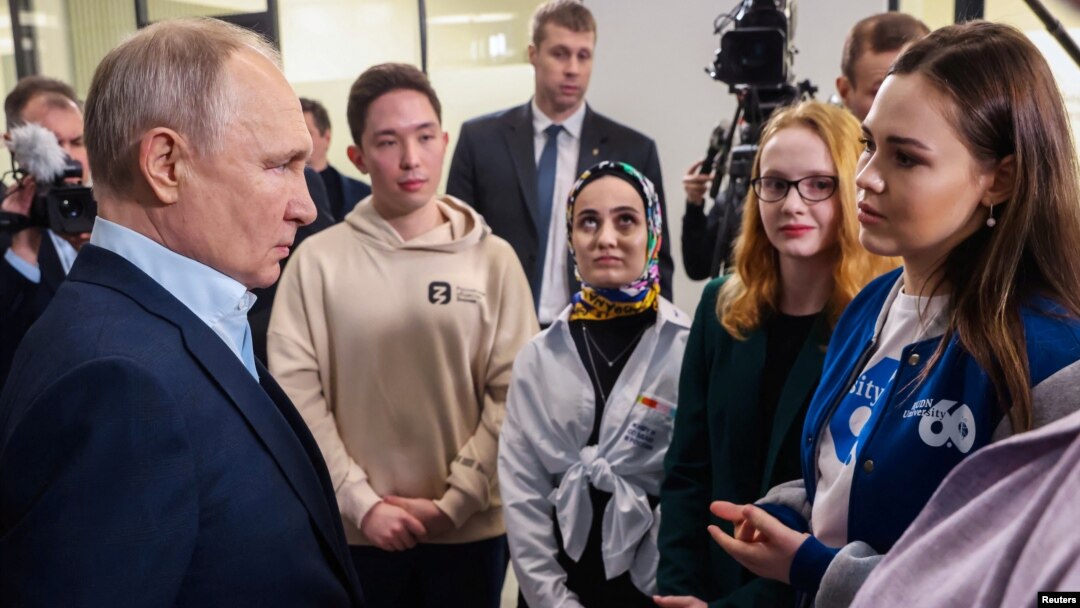 Presiden Rusia Vladimir Putin berbicara dengan para mahasiswa di Universitas Negeri Moskow, Rabu (25/1). 