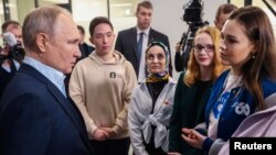 Presiden Rusia Vladimir Putin berbicara dengan para mahasiswa di Universitas Negeri Moskow, Rabu (25/1). 
