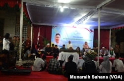 Romo Martinus Suharyanto (hem putih, berdiri paling kiri), Pastor Kepala Paroki Maria Assumpta Gamping sedang memberikan sambutan selamat datang pada Sahur Bersama Sabtu (26/5/2018) (foto: VOA/Munarsih Sahana)