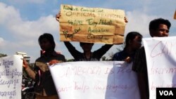Dân Campuchia biểu tình gần Đại sứ quán Australia trong thủ đô Phnom Penh, phản đối thỏa thuận về người tị nạn giữa Australia và Campuchia, 26/9/14