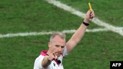 English Referee Wayne Barnes points as he awards a yellow card to South Africa's left wing Cheslin Kolbe (not pictured) during the France 2023 Rugby World Cup Final match with New Zealand, October 28, 2023.