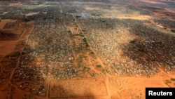 Une vue aérienne de camp de Dadaab, près de la frontière kényane et somalienne au Kenya, le 3 avril 2011.