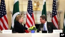 ທ່ານນາງ Hillary Clinton ພົບປະກັບທ່ານ Shah Mehmood Qureshi ທີ່ Washington