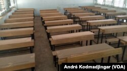  Salle de classe amenagée pour respecter la distanciation physique entre les élèves, au Tchad, le 24 juin 2020. (VOA/André Kodmadjingar)