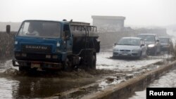 Des véhicules conduisent dans les inondations au Caire, Egypt, le 27 janvier 2016.