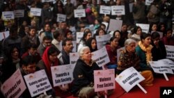 2013年1月6日印度民眾在新德里追悼23歲的強姦死難者