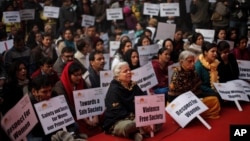 Dân chúng hát các bài hát cầu nguyện cho thiếu nữ Ấn Độ thiệt mạng trong vụ cưỡng hiếp tàn bạo ở New Delhi, ngày 5/1/2013.