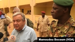 Le secrétaire général de l'ONU, Antonio Guterres, à Mopti, au Mali, le 30 mai 2018. (VOA/Mamoudou Bocoum)