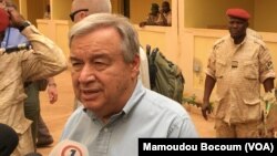 Le secrétaire général de l'ONU, Antonio Guterres, à Mopti, au Mali, le 30 mai 2018. (VOA/Mamoudou Bocoum)