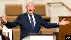 Bill Clinton yafashe ijambo mu kwa mbere 2021 mu mihango yo gushyingura Depite John Lewis mu mujyi w'Atlanta.