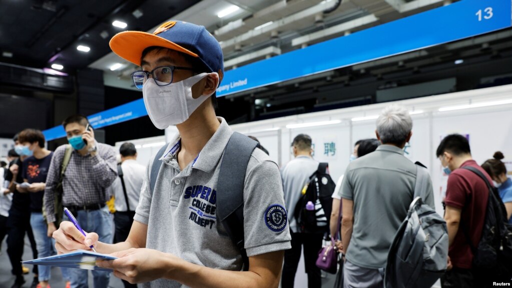 香港求职者在湾仔招聘会上填写表格。（2020年10月29日）(photo:VOA)