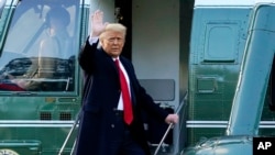 Presiden AS Donald Trump menaiki helikopter kepresidenan Marine One di halaman Gedung Putih, Washington, pada hari terakhir menjabat sebagai presiden, 20 Januari 2021.