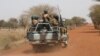 Des soldats du Burkina Faso patrouillent sur la route de Gorgadji dans la région du Sahel, au Burkina Faso, le 3 mars 2019.
