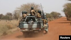 Des soldats du Burkina Faso patrouillent sur la route de Gorgadji dans la région du Sahel, au Burkina Faso, le 3 mars 2019.