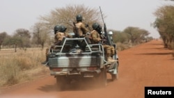 Des soldats burkinabè patrouillent sur la route de Gorgadji dans la région du Sahel, au Burkina Faso, le 3 mars 2019.