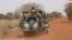Des soldats burkinabè patrouillent sur la route de Gorgadji dans la région du Sahel, au Burkina Faso, le 3 mars 2019.