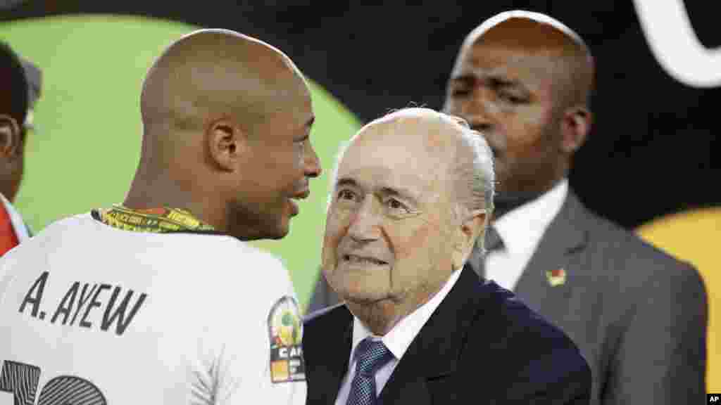 Rais wa FIFA, Sepp Blatter (R) akizungumza na kapten Andre Ayew (L) baada ya Ghana kushindwa mechi ya fainali za soka kwenye kombe la mataifa ya Afrika na Ivory Coast huko Bata, Equatorial Guinea.