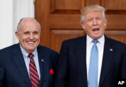 Rudy Giuliani es un abogado y político estadounidense, conocido por haber sido alcalde de la ciudad de Nueva York de 1994 a 2001. Actualmente es abogado del presidente Donald Trump.