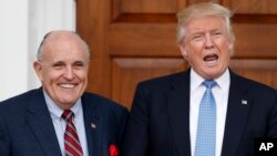 Presiden AS Donald Trump (kanan) dan Rudy Giuliani (foto: dok). 